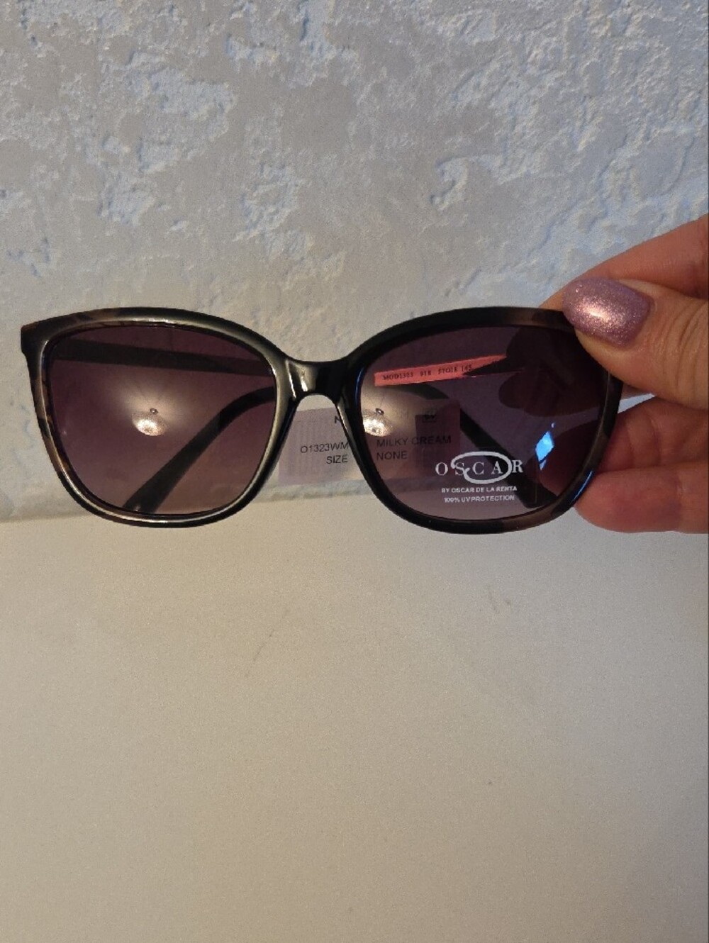 Oscar de la Renta Purple Gradient Sunglasses with Black Frame - Picture 5 of 6